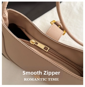 Détail du zip doré fluide et du cuir de haute qualité sur le sac demi-lune rose
