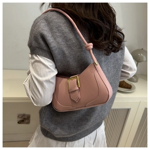 Sac sous le bras rose en demi-lune avec bandoulière nouée et boucle métallique