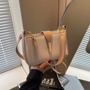 Schicke zweifarbige Schultertasche mit Goldschloss und verstellbarem Gurt für Damen