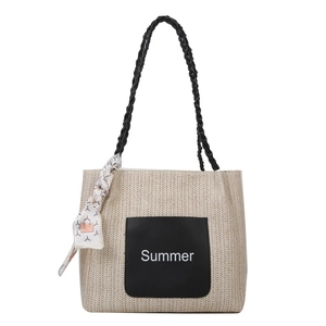 Grand sac cabas en paille tressée beige avec poche noire et foulard en soie décoratif