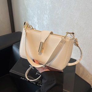 Beige Schultertasche aus Kunstleder mit goldenem Metallverschluss im eleganten Retro-Stil