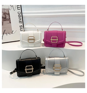 Sélection de quatre sacs bandoulière chics en blanc, fuchsia, noir et argent à boucles métal