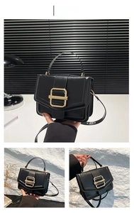 Détail d'un sac à main noir chic avec boucle dorée et bandoulière réglable