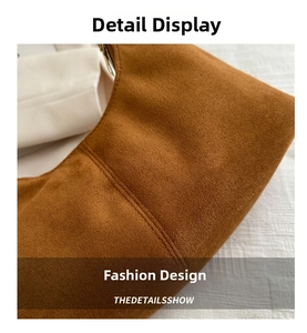 Gros plan du sac en daim marron caramel montrant sa structure incurvée et ses coutures fines
