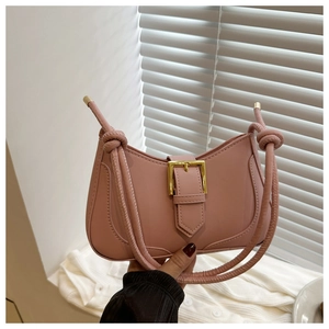 Vue détaillée du sac porté épaule en cuir rose avec boucle dorée et design de bandoulière