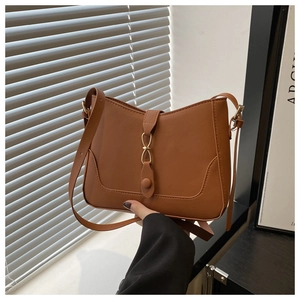 Dettaglio borsa in pelle PU marrone con fibbia metallica dorata a forma di otto e finitura