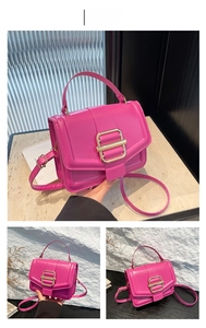 Vues détaillées du sac à main rose rouge en cuir brillant avec boucle dorée élégante