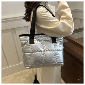 Sac cabas matelassé argenté avec anses noires et design à carreaux gonflants