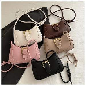 Détail de sacs à bandoulière stylés en cinq couleurs avec boucles dorées et anses nouées
