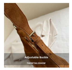 Détail de la boucle réglable et texture suédine sur un sac cabas marron vintage