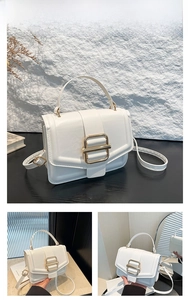 Détail du sac à bandoulière en cuir blanc avec boucle dorée et poignée