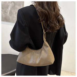 Dettaglio borsa hobo kaki effetto scamosciato con fibbia vintage e cuciture