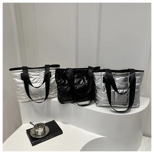 Sac cabas rembourré matelassé en blanc noir et argent avec une finition brillante