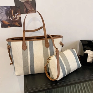 Nahaufnahme Canvas-Streifen-Tote-Bag-Set mit braunen Lederriemen und kleiner Tasche