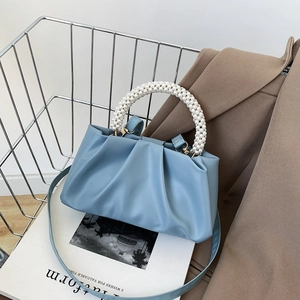 Sac nuage bleu clair avec grande poignée en perles et bandoulière réglable