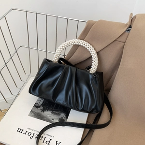 Sac nuage plissé noir chic avec poignée ronde en perles blanches et bandoulière