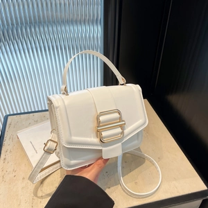 Sac à main minimaliste en cuir blanc avec boucle dorée et bandoulière réglable