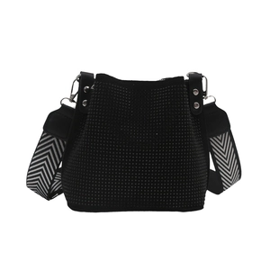 Sac seau noir tendance avec micro-rivets argentés et large bandoulière rayée