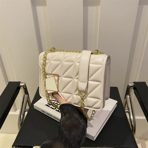 Petit sac matelassé blanc avec bandoulière chaîne dorée et motif géométrique