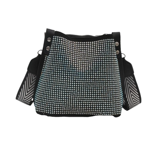 Borsa a secchiello nera con strass scintillanti, tracolla a zigzag e rivetti in metallo