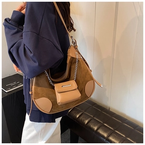 Vintage braune Umhängetasche aus Wildleder mit Mini-Tasche und silberner Kette