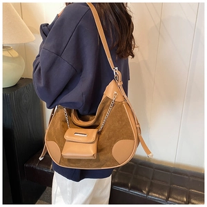Detail der braunen Vintage Hobo Tasche mit Wildlederoptik und dekorativer Silberkette