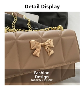 Dettaglio borsa a tracolla in pelle trapuntata beige con chiusura a fiocco dorato