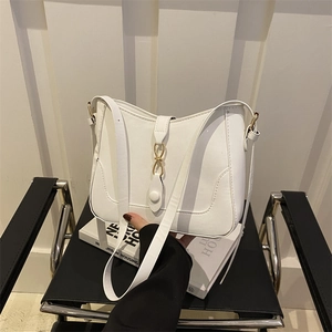 Borsa tote moderna in pelle bianca con fibbia dorata e tracolla sottile per uso quotidiano