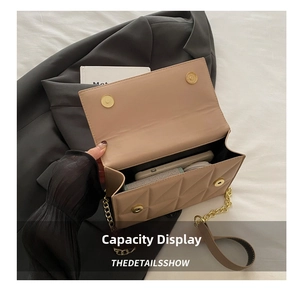 Vista interna che mostra la capacità della borsa trapuntata beige con catena dorata
