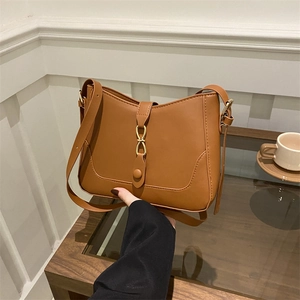 Borsa a spalla in pelle marrone caramello con fibbia dorata e tracolla regolabile