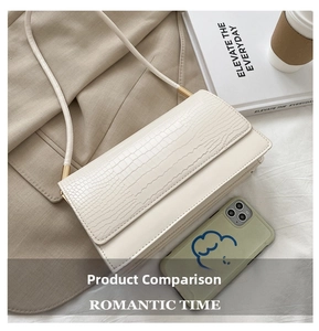 Dettaglio della borsa beige a tracolla con patta a stampa coccodrillo e finiture dorate