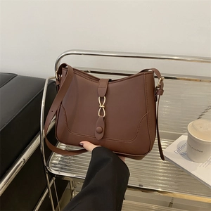 Borsa tote retrò in pelle PU marrone scuro con fibbia in metallo dorato per stile urbano