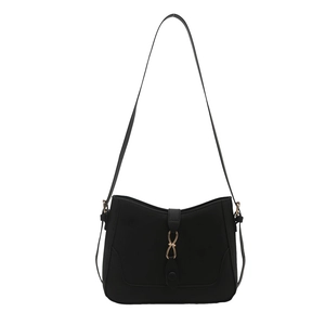 Borsa tote nera minimalista con finitura opaca e fibbia in metallo dorato su fondo bianco