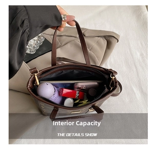 Détail de l'intérieur spacieux du sac seau vintage avec parapluie, téléphone et rouge