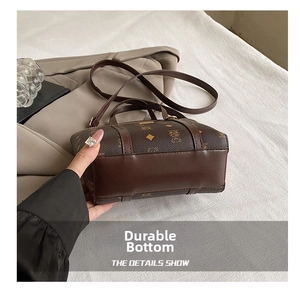 Vue détaillée du fond marron foncé résistant à l'usure de ce sac vintage chic