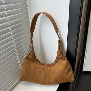Borsa hobo in finta pelle scamosciata marrone con design a mezzaluna e tracolla vintage