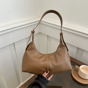 Borsa hobo a mezzaluna marrone con trama a pieghe vintage e tracolla regolabile su legno