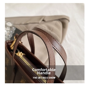 Gros plan sur la poignée en cuir avec coutures précises sur le sac seau marron