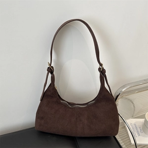 Borsa hobo in camoscio marrone scuro con tracolla regolabile e finiture in metallo dorato