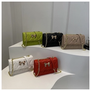 Borsa a tracolla trapuntata con chiusura a farfalla dorata in cinque colori trendy