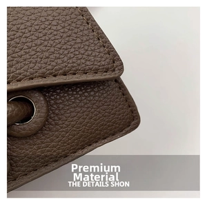 Gros plan sur la texture du cuir marron avec coutures précises et œillet métallique