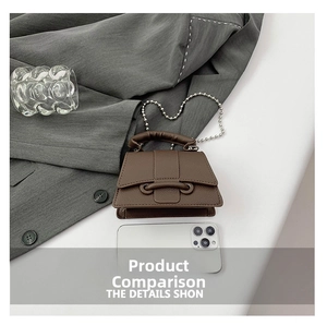 Détail d'un mini sac marron à texture litchi avec bandoulière à billes argentées