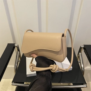 Sac bandoulière carré beige chic pour femme avec bandoulière à nœud décoratif