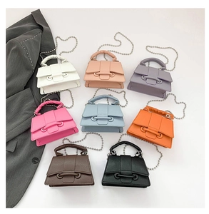 Mise à plat de mini sacs en cuir grainé en huit couleurs avec bandoulières en chaîne