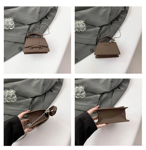 Vue détaillée en quatre angles d'un mini sac marron avec motif litchi et chaîne argent