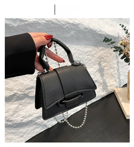 Détail du mini sac carré noir grainé avec chaîne à billes argentée et poignée