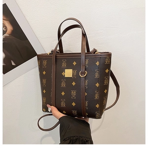 Détails du sac seau marron avec imprimé ours, plaque dorée et texture cuir