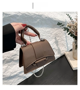 Vue détaillée du mini sac café à texture litchi avec bandoulière chaîne argentée