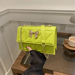 Borsa a tracolla trapuntata verde lime con fibbia a farfalla e catena dorata