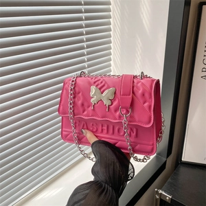 Sac bandoulière fuchsia matelassé avec fermoir papillon argenté et texte en relief